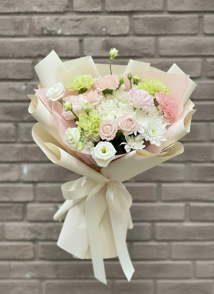 Букет цветов из: Гвоздики, Розы, Лизиантусы и Хризантемы в Троицкое
