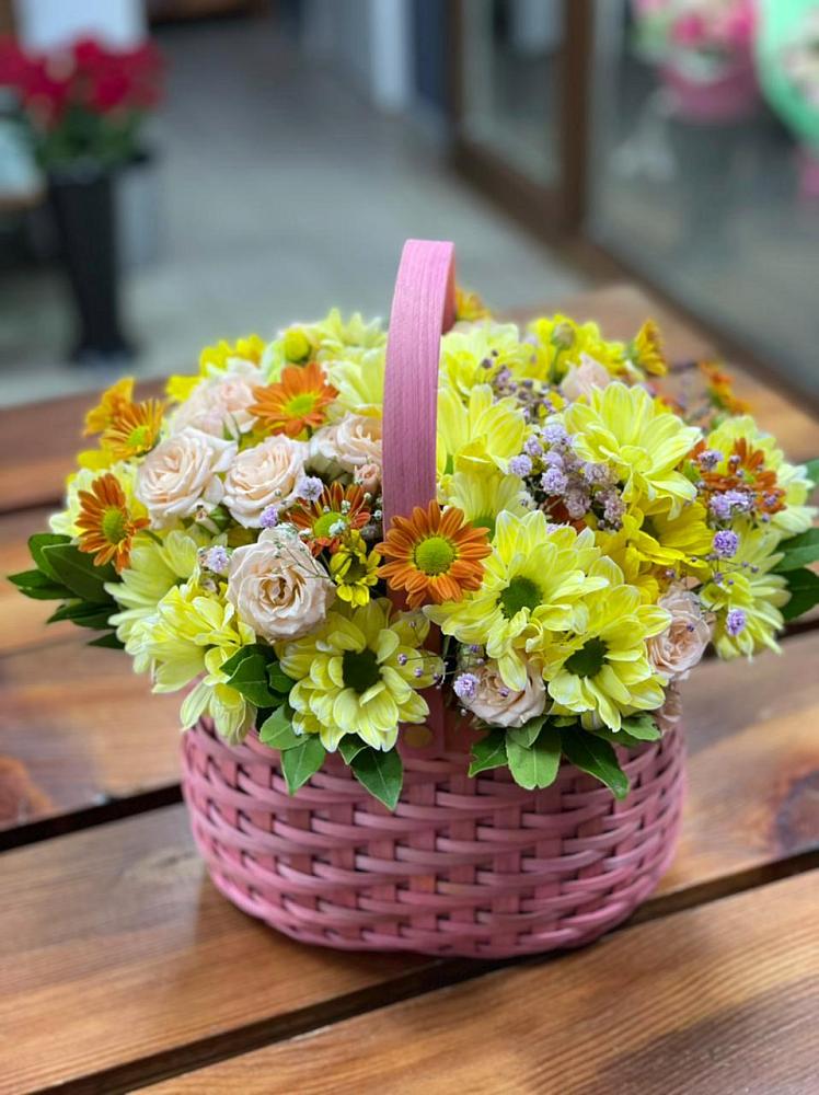 Цветочная композиция из Хризантемы и Розы в корзине в Троицкое