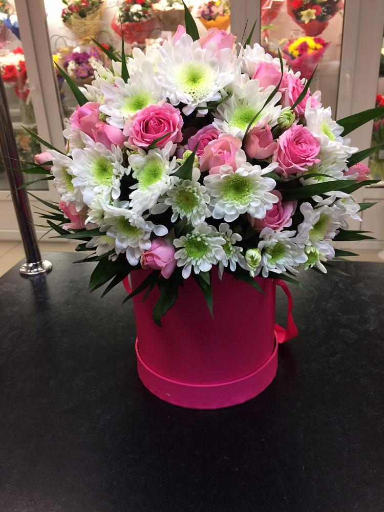 Цветочная композиция из Розы и Хризантемы в шляпной коробке в Троицкое