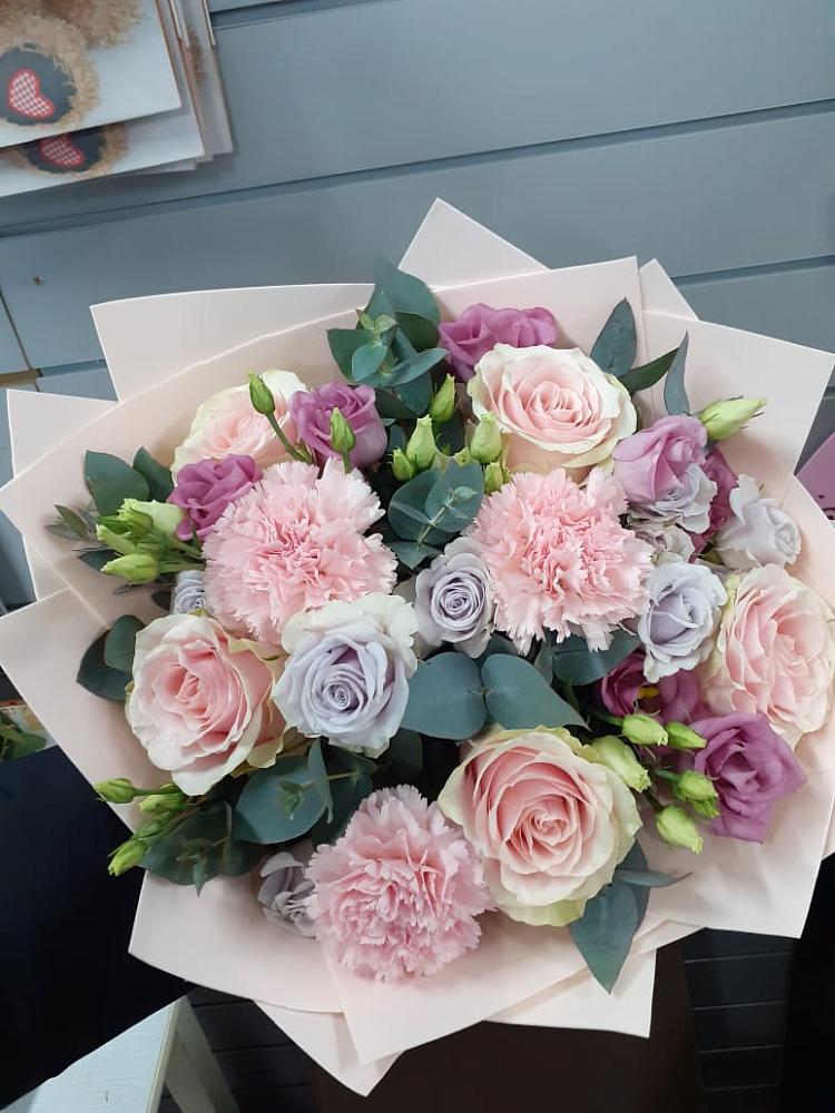 Букет цветов из: Розы, Гвоздики и Лизиантусы в Троицкое